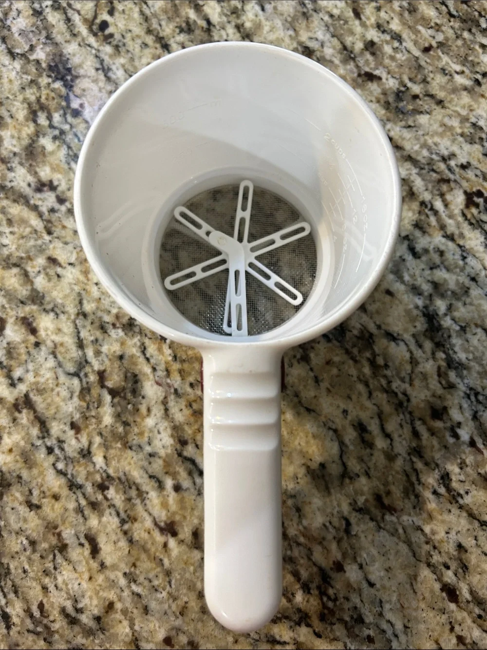 hand-squeeze flour sifter. It is used in baking to mix ingredients